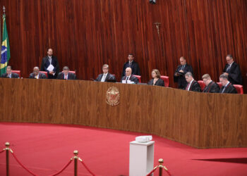 TSE suspende julgamento de Bolsonaro por abuso de poder nas eleições