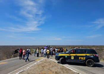 Agricultores realizam protesto na BR 116, em Belém do São Francisco | Petrolina e Região