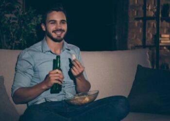 Pessoas que passam o incio da vida adulta solteiras vivem melhor