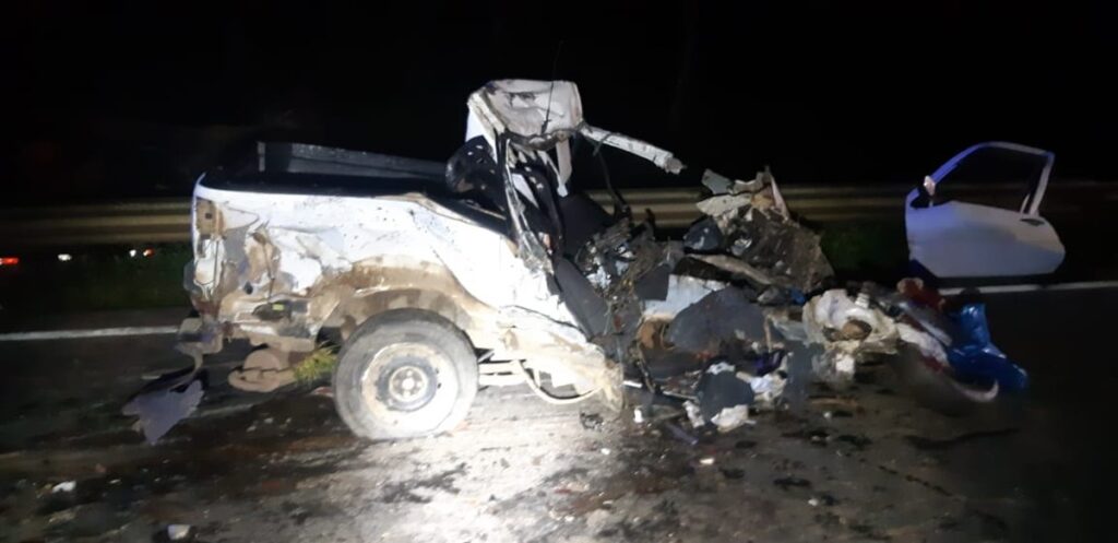 Duas pessoas morrem em acidente entre carro e caminhão na