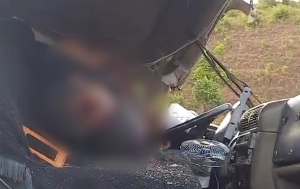 Motorista morre após colisão entre caminhão e carreta na BR-230