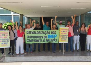 Servidores fazem ato por melhoria na carreira às vésperas do Enem