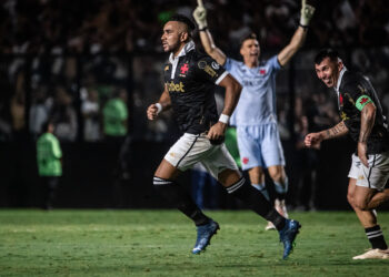 Com golaço de Payet, Vasco vence América-MG em São Januário