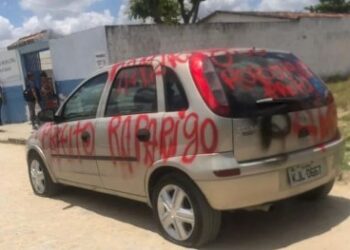 Primeira-dama flagrada pichando carro de amante do marido