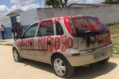 Primeira-dama flagrada pichando carro de amante do marido