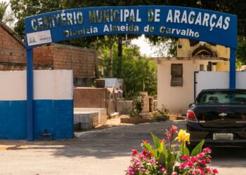 Prefeitura de Aragarças prepara cemitério para Dia de Finados.