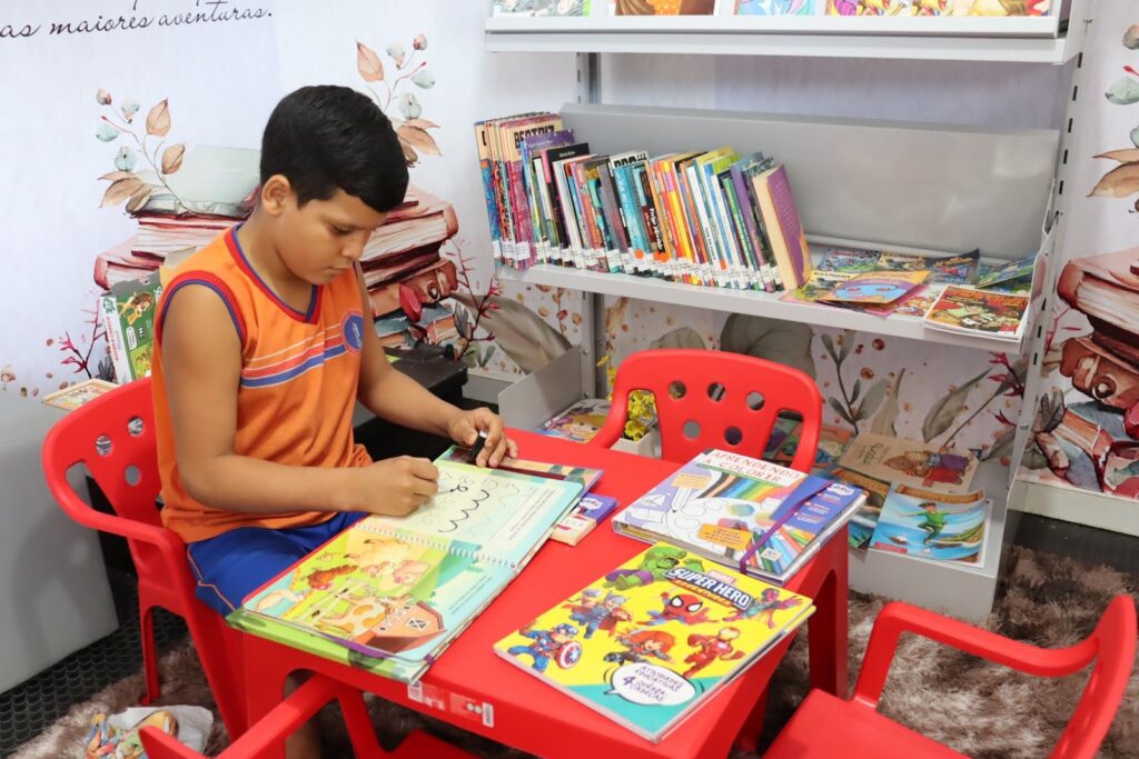 Afya inaugura bibliotecas em UBS fluvial e escolas municipais no