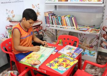 Afya inaugura bibliotecas em UBS fluvial e escolas municipais no Pará