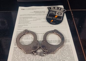 homem procurando pelo crime de estelionato é preso pela equipe do raio.