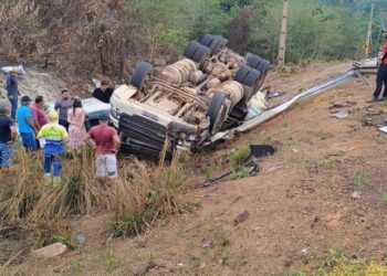 Motorista morre após tombamento de caminhão na rodovia BR-230