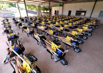 Dr Eugênio entrega em Nova Nazaré 150 Kits de ferramentas para a agricultura familiar.