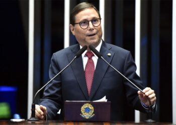 Carvalho se despede do Senado e anuncia retorno à Casa Civil