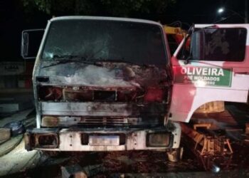 Morador de rua ateia fogo em caminho estacionado em MT