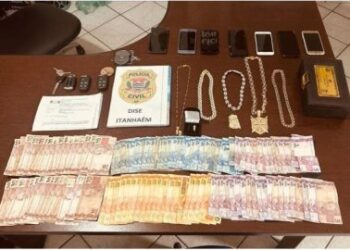 Polcia acorda traficante do PCC e o prende com joias e carros de luxo