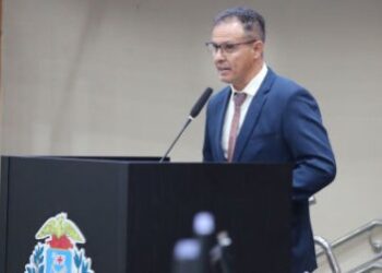 Com 2,4 mil votos, professor assume na AL