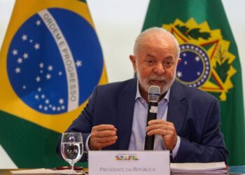 Lula pede que obras avancem sem “repetir possíveis equívocos”