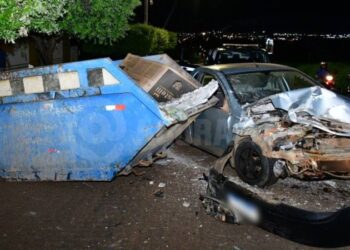 Idoso fica ferido ao bater carro contra caamba de lixo em MT