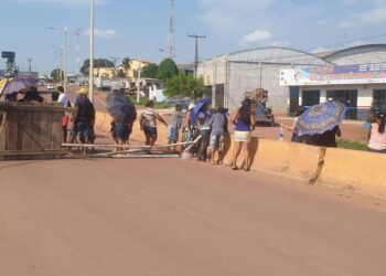 Em manifestação, moradores bloqueiam a BR-230 após novos alagamentos em Itaituba, no PA