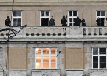 Tiroteio na Universidade de Praga deixa mortos e feridos, informa polícia local