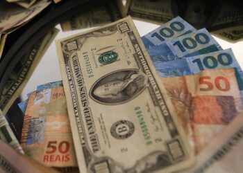 Dólar cai a R$ 4,90 com impulso de petróleo e fluxo para Bolsa