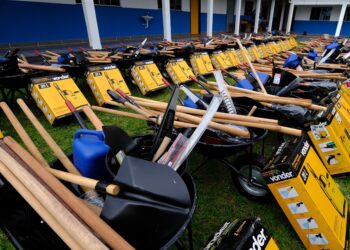 Assentados de Santa Cruz do Xingu recebem 70 kits para agricultura de emenda do deputado Dr Eugênio.