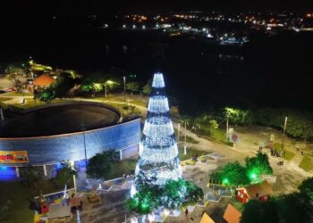 Natal iluminado: Praça da Matriz e Porto do Baé recebem decoração natalina em Barra do Garças.