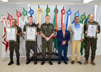 Chico 2000 entrega honrarias para oficiais do exército