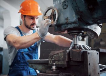 Fresadora CNC: a precisão na usinagem redefinida com enfoque em fresadoras ferramenteiras