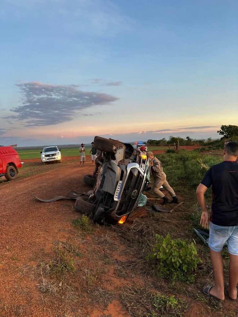 Motorista de caminhonete morre e três passageiros ficam feridos em