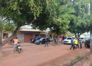 Duas pessoas são mortas e outras três ficam gravemente feridas por homens que se passaram por policiais