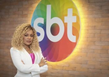 Barraqueira assina contrato com o SBT e aplaudida por funcionrios