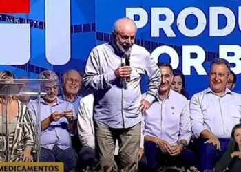 Afastado do comando do UB, Bivar aparece em palanque com Lula