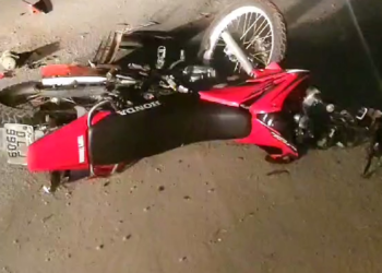 Homem de 36 anos morre após colisão frontal entre carro e moto em Bragança Paulista, SP