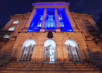 Santos, SP, instala luzes azuis pela cidade em homenagem ao Mês da Conscientização do Autismo; VEJA