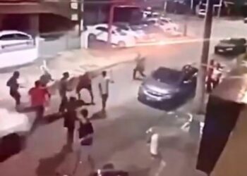 Adolescente pega carro da me e atropela jovens aps briga; veja vdeo