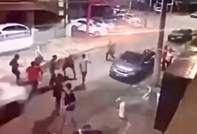 Adolescente pega carro da me e atropela jovens aps briga;