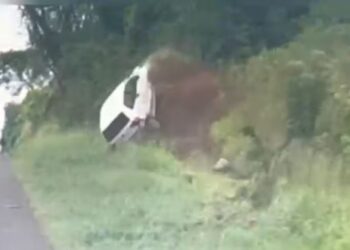 Adolescente capota carro com meia tonelada de maconha