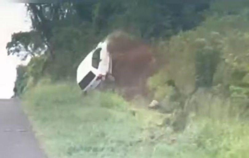 Adolescente capota carro com meia tonelada de maconha