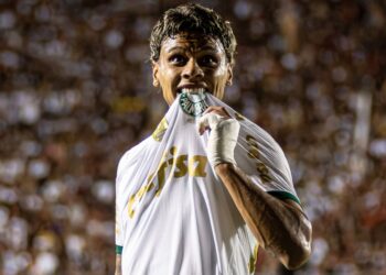 Palmeiras vence o duelo dos campeões em Salvador