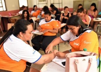 Primeira-dama de Cuiabá entrega certificados para alunos do programa Qualifica Juventude nesta terça-feira (2)