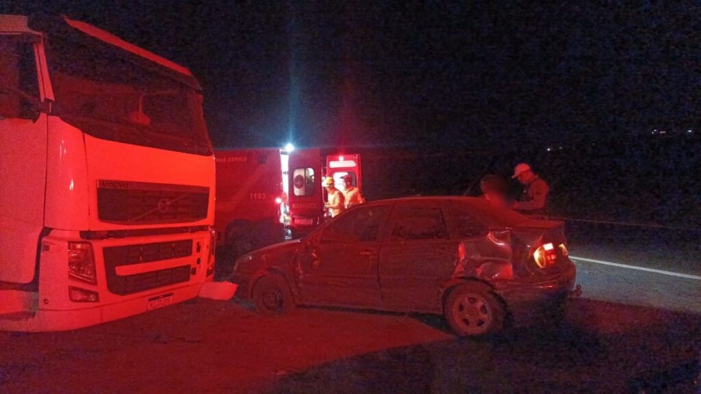 Homem perde controle de carro e bate em carreta estacionada