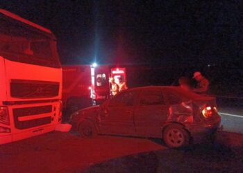 Homem perde controle de carro e bate em carreta estacionada na MGC-491, em Alfenas, MG