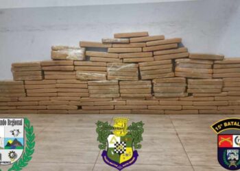 PM apreende adolescente que dirigia carro com 120 quilos de maconha