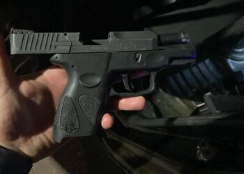 Polícia militar apreende arma de fogo e drogas durante operação lei seca.