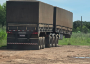 Quadrilha que roubou carreta com carga de farelo de soja na BR-070 é presa em flagrante pela Polícia Civil.