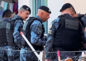 Polícia militar atua em caso de surto psicótico.