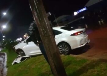 Condutor perde controle de carro e bate em canteiro central na BR-230 em Itaituba