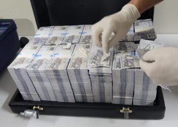 Operação cumpre buscas, prisões e bloqueio de bens contra golpistas encontrados com mala de dinheiro falso