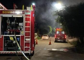 Residência pega fogo e Corpo de Bombeiros Militar é acionado; Ninguém se feriu