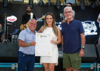 Presidente Chico 2000 entrega Moções de Aplausos durante evento em Cuiabá